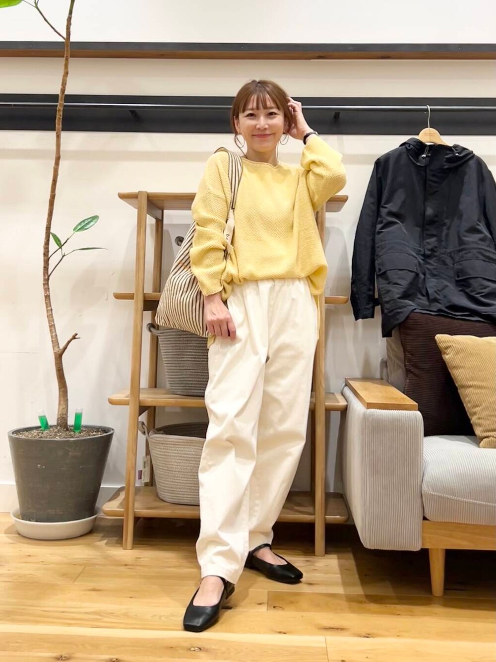 「doors、低身長コーデ、40代、春カラーコーデ、骨格ストレート、イエベ春、ストレート×イエベ春、ストレート×イエベ」｜「URBAN RESEARCH DOORSのペーパーヤーンニュアンスニット（ニット/セーター、イエロー系）」を使った、+++ゆき+++さん（レディース・151cm）の春コーディネートの1枚目の写真