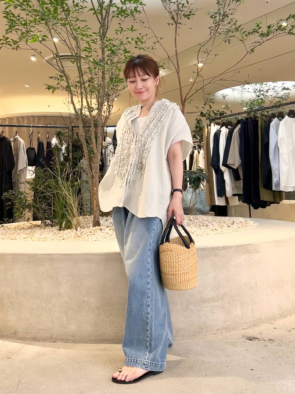 「doors、低身長コーデ、40代、骨格ストレート、イエベ春、ストレート×イエベ春、ストレート×イエベ、万能ブラウスコーデ」｜「かぐれのフェードデニムイージーパンツ（デニムパンツ、ブルー系）」を使った、+++ゆき+++さん（レディース・151cm）の夏コーディネートの1枚目の写真