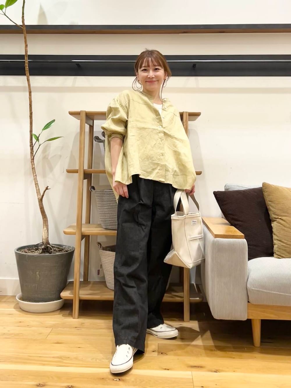 「doors、低身長コーデ、40代、骨格ストレート、イエベ春、ストレート×イエベ春、ストレート×イエベ、新作スニーカーコーデ、シャツが主役の春コーデ」｜「URBAN RESEARCH DOORSのリネンカーブスリーブブラウス（シャツ/ブラウス、イエロー系）」を使った、+++ゆき+++さん（レディース・151cm）の春コーディネートの1枚目の写真