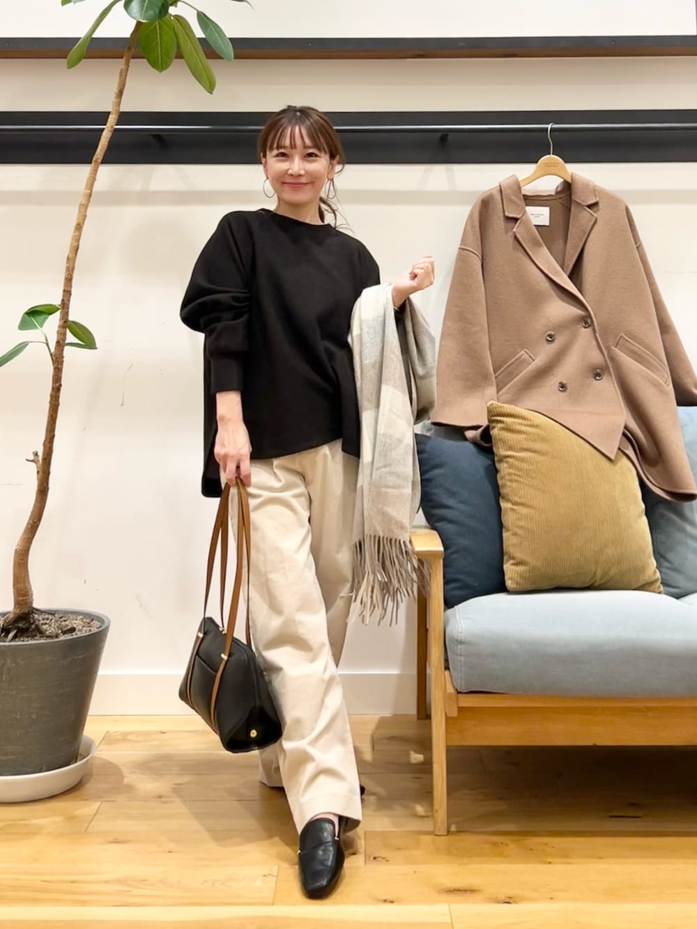 グレー系のTシャツ/カットソー、ブラック系のボストンバッグを着用したレディースの冬コーディネートの1枚目の写真