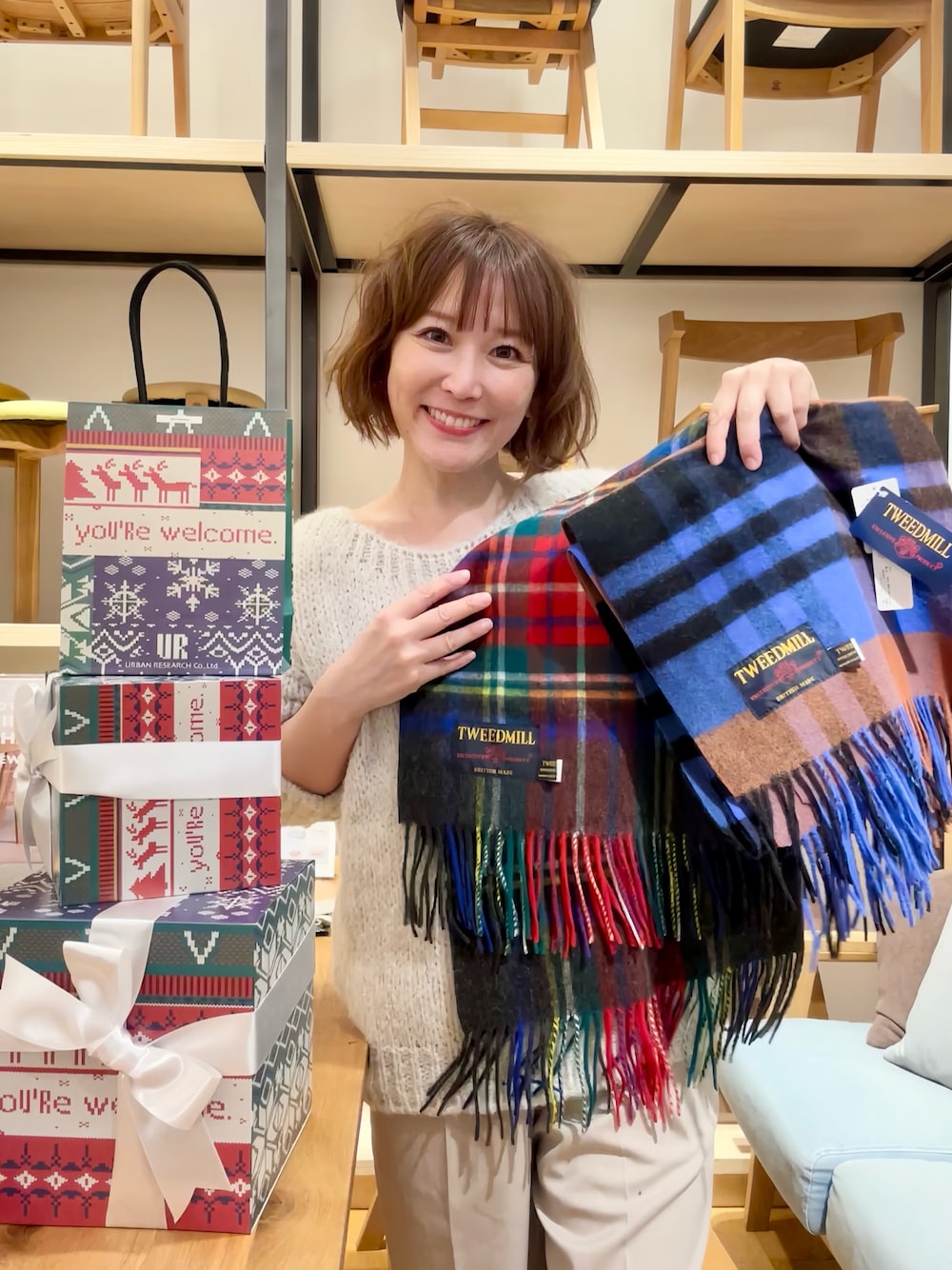 グレー系のマフラーを着用したレディースの秋コーディネートの1枚目の写真