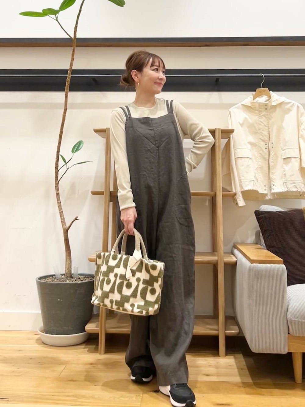 「doors、低身長コーデ、40代、骨格ストレート、イエベ春、ストレート×イエベ春、最旬スニーカーコーデ、ストレート×イエベ」｜「URBAN RESEARCH DOORSのショート丈マウンテンパーカー（マウンテンパーカー、ホワイト系）」を使った、+++ゆき+++さん（レディース・151cm）の春コーディネートの1枚目の写真