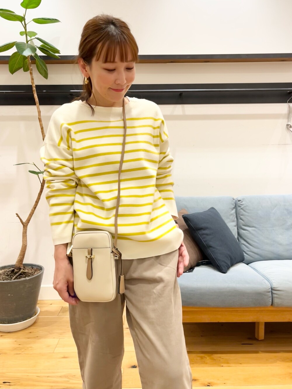 その他のニット/セーター、ベージュ系のその他パンツ、ホワイト系のショルダーバッグを着用したレディースの冬コーディネートの1枚目の写真
