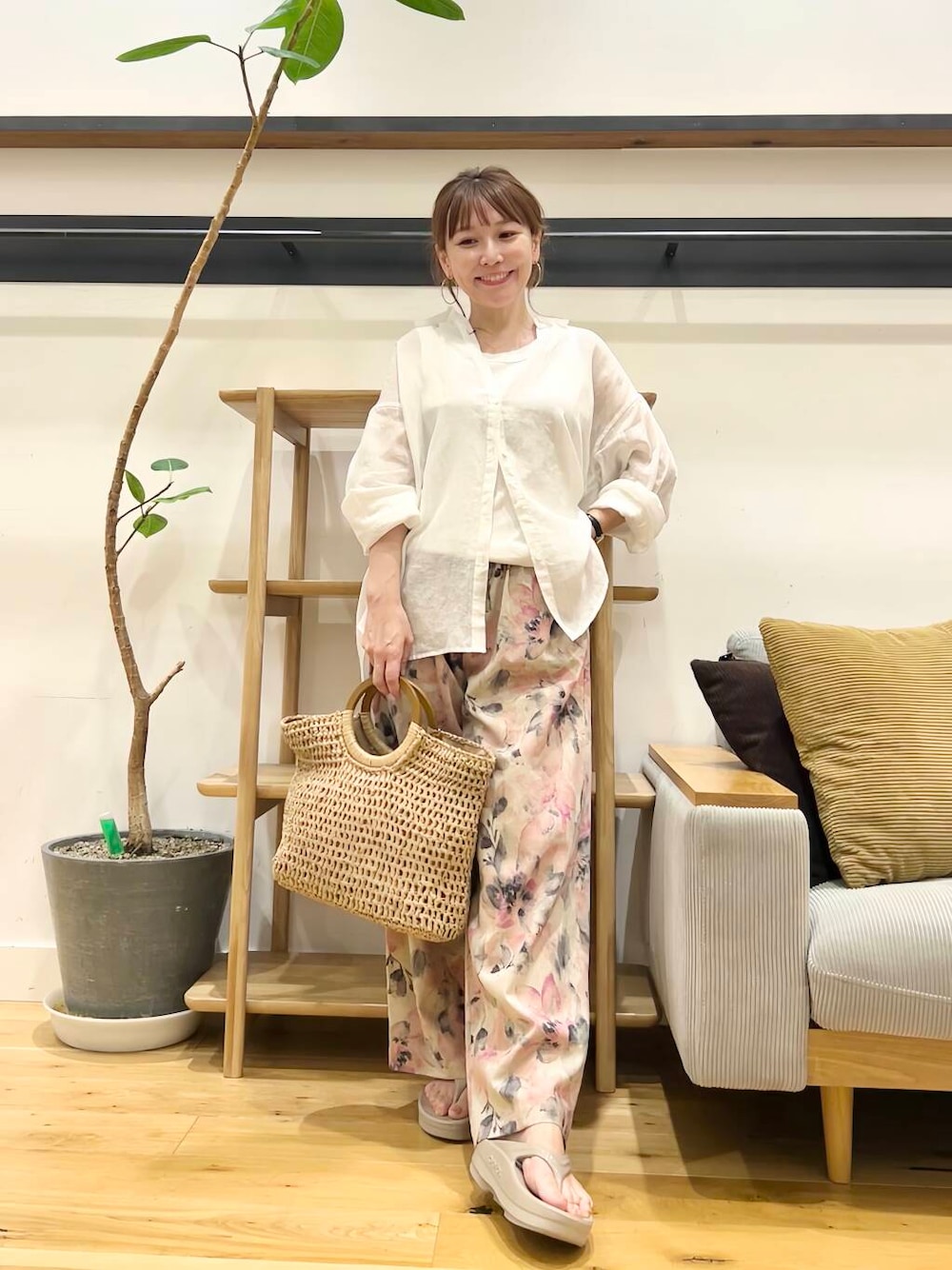 「シャツスタイル、doors、低身長コーデ、40代、骨格ストレート、イエベ春、ストレート×イエベ春、ストレート×イエベ、私が選ぶセールアイテム25ss」｜「RODE SKOのウッドハンドルペーパーバッグ（トートバッグ、ベージュ系）」を使った、+++ゆき+++さん（レディース・151cm）の夏コーディネートの1枚目の写真