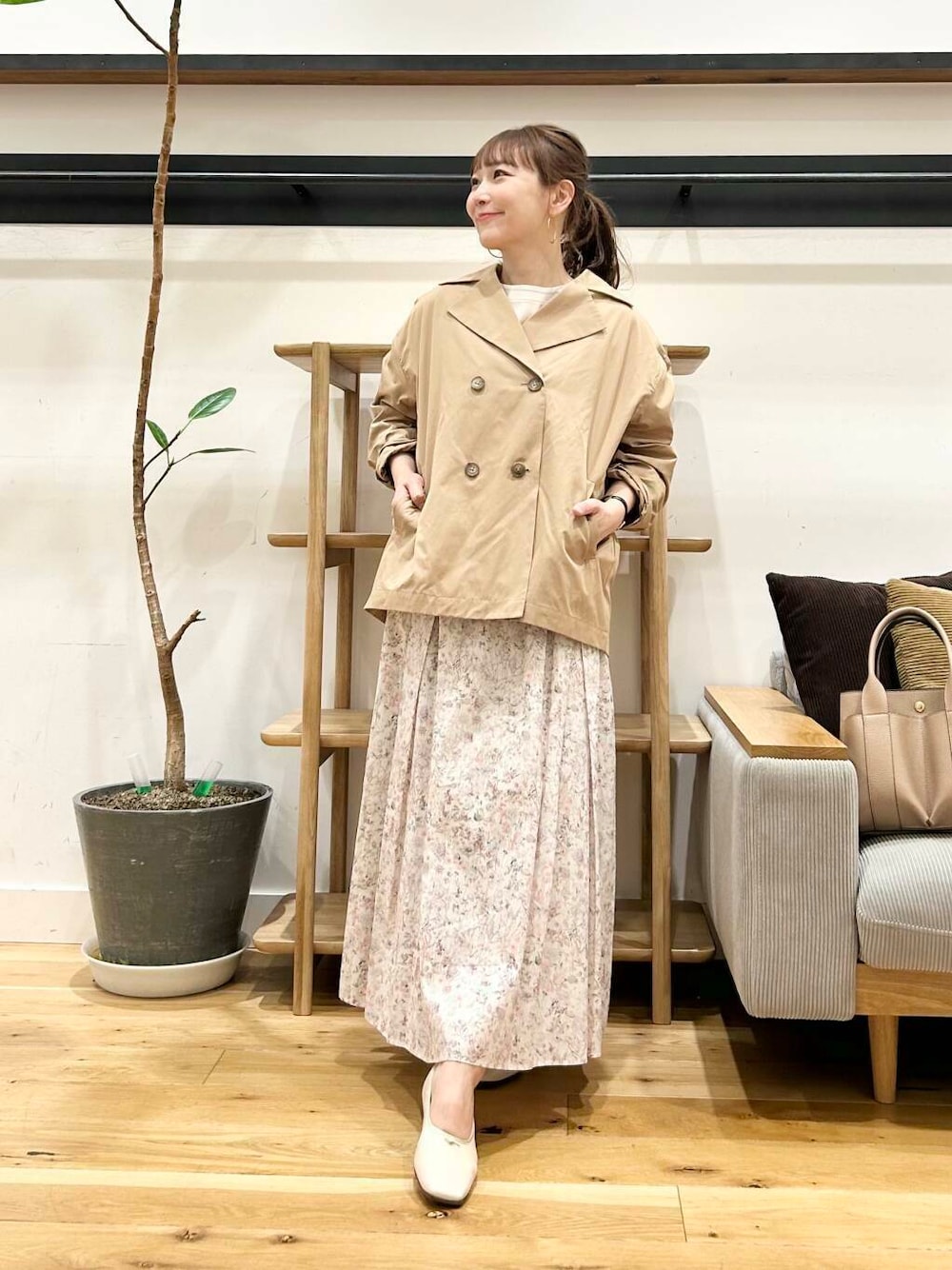 「doors、低身長コーデ、40代、骨格ストレート、イエベ春、ストレート×イエベ春、ストレート×イエベ、春のジャケットスタイル」｜「URBAN RESEARCH DOORSのショートダブルコート（その他アウター、ベージュ系）」を使った、+++ゆき+++さん（レディース・151cm）の春コーディネートの1枚目の写真