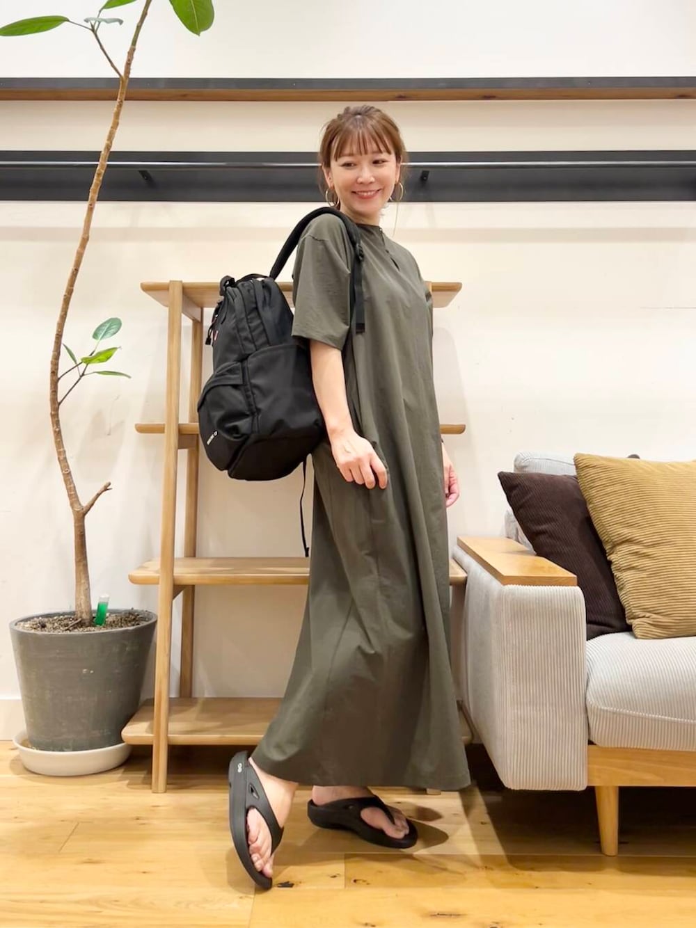 「doors、低身長コーデ、サンダルコーデ、40代、骨格ストレート、イエベ春、ストレート×イエベ春、ストレート×イエベ」｜「OOFOSのOOFOS　Ooriginal（サンダル、ブラック系）」を使った、+++ゆき+++さん（レディース・151cm）の春コーディネートの1枚目の写真