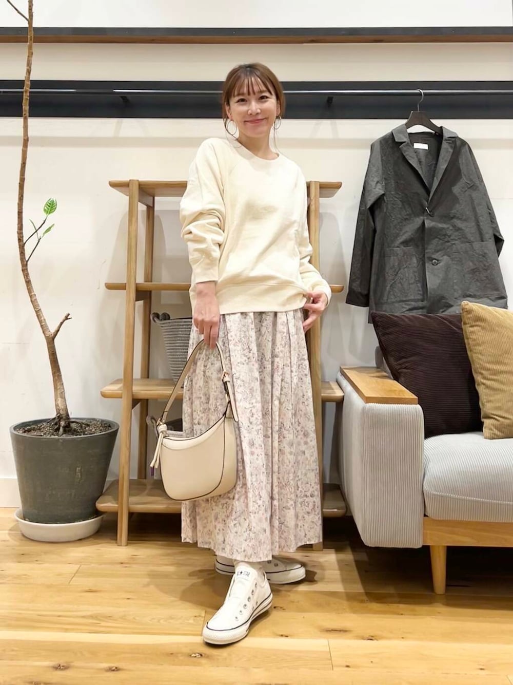 「doors、低身長コーデ、40代、春カラーコーデ、骨格ストレート、イエベ春、ストレート×イエベ春、ストレート×イエベ」｜「FORK&SPOONのFORK&SPOON　スーピマコットン混反毛クルーネックスウェット（スウェット、ホワイト系）」を使った、+++ゆき+++さん（レディース・151cm）の春コーディネートの1枚目の写真