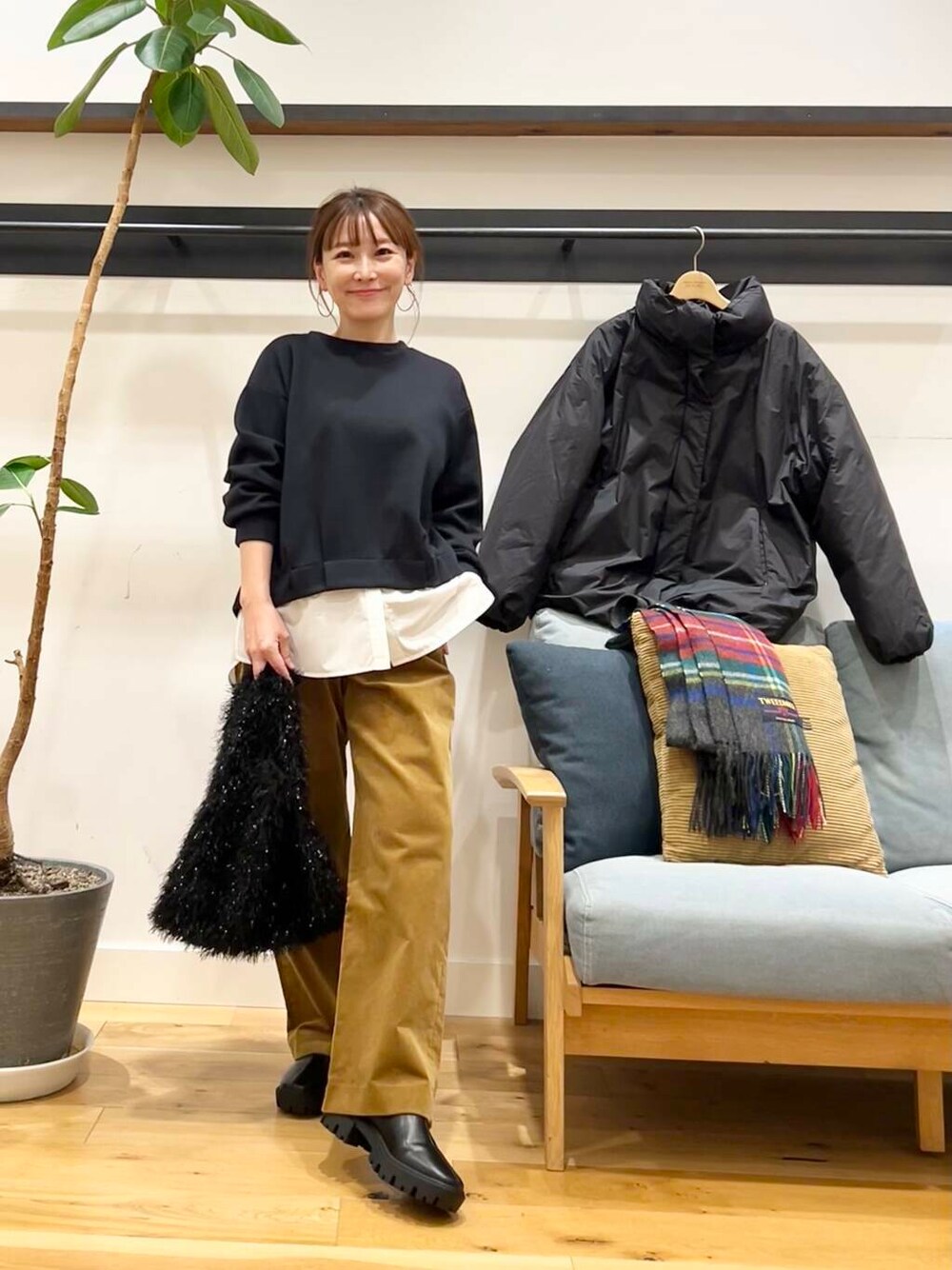 ブラック系のブーツ、グリーン系のその他パンツ、ブラック系のダウンジャケット/コートを着用したレディースの冬コーディネートの1枚目の写真