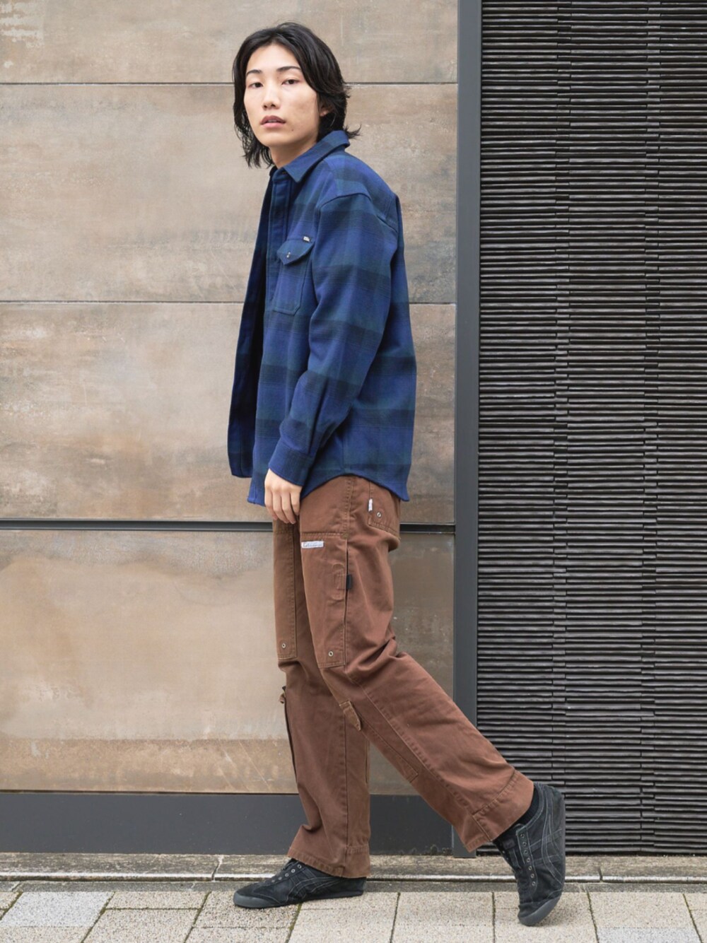 「冬コーデ、シンプル、ブラウン、シンプルスタイル、チェックシャツ、カジュアル、大人カジュアル、Eddie Bauer、eddiebauer、エディーバウアー」｜「Eddie Bauerのアドベンチャー 4シーズン フランネル 長袖 シャツ（シャツ/ブラウス、ブルー系）」を使った、eddiebauerofficialさん（メンズ・182cm）の冬コーディネートの1枚目の写真