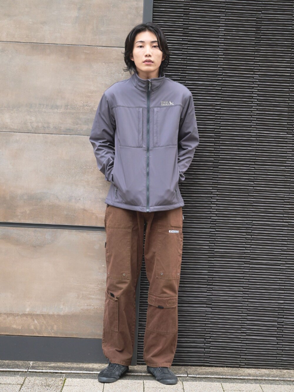 「冬コーデ、シンプル、ブラウン、シンプルスタイル、あったかコーデ、アウトドアスタイル、Eddie Bauer、eddiebauer、エディーバウアー」｜「Eddie Bauerの【First Ascent】ウィンドホイル サーマルジャケット（ブルゾン、グレー系）」を使った、eddiebauerofficialさん（メンズ・182cm）の冬コーディネートの1枚目の写真