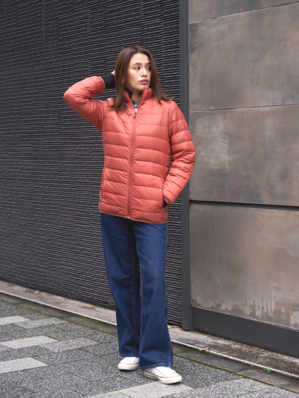 「Eddie Bauer、eddiebauer、エディーバウアー、ダウンジャケット、デニム」｜「Eddie Bauerのテーパード ジーンズ（デニムパンツ、ブルー系）」を使った、eddiebauerofficialさん（レディース・159cm）の冬コーディネートの1枚目の写真