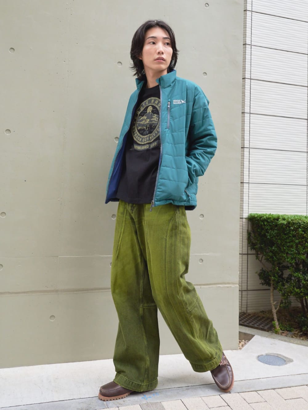 「冬コーデ、休日スタイル、アメカジコーデ、カジュアル、アウトドアスタイル、Eddie Bauer、eddiebauer、エディーバウアー」｜「Eddie Bauerのグラフィック 長袖 Tシャツ（Tシャツ/カットソー、ブラック系）」を使った、eddiebauerofficialさん（メンズ・182cm）の冬コーディネートの1枚目の写真