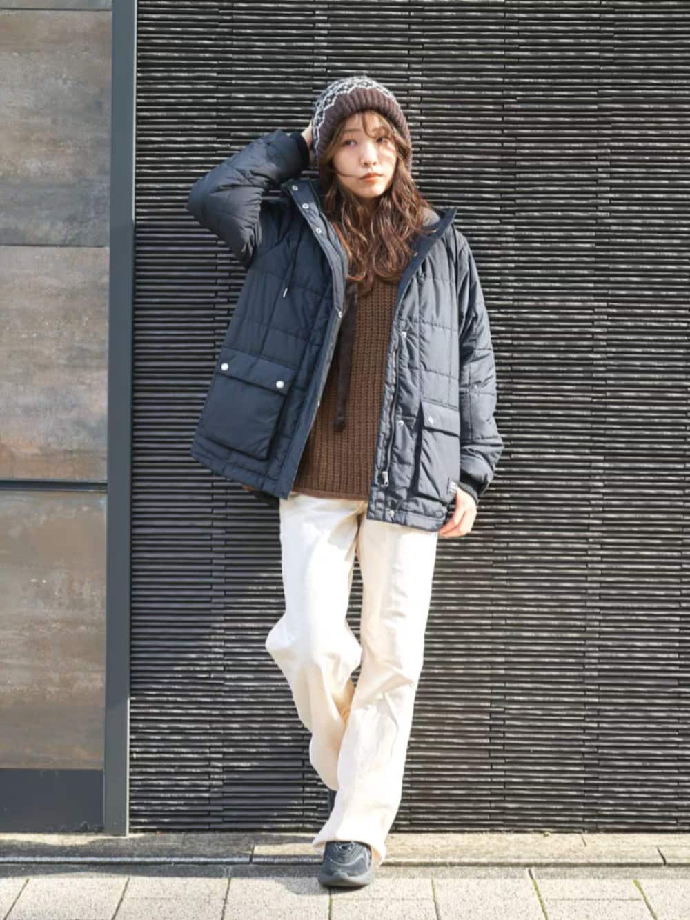 「冬コーデ、休日スタイル、大人カジュアル、カジュアル、カジュアルガーリー、ニット、Eddie Bauer、eddiebauer、エディーバウアー」｜「Eddie Bauerのフロスティン パーカー（マウンテンパーカー、ブラック系）」を使った、eddiebauerofficialさん（レディース・164cm）の冬コーディネートの1枚目の写真