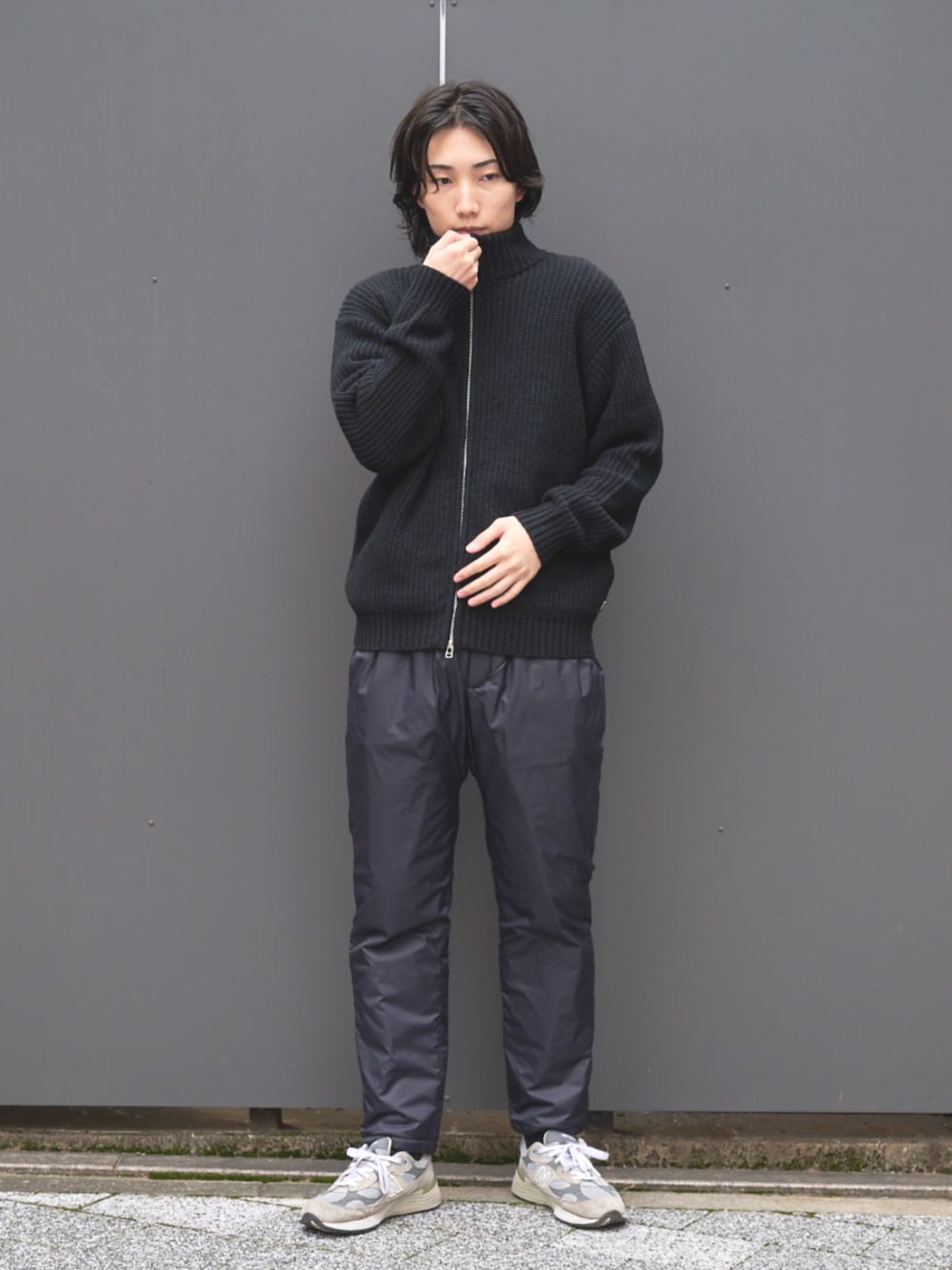 「冬コーデ、シンプルコーデ、お出かけコーデ、リラックススタイル、モノトーンコーデ、シンプル、カーディガン、ジップニット、ニット、アウトドアスタイル、モード、モードカジュアル、Eddie Bauer、eddiebauer、エディーバウアー」｜「Eddie Bauerのプリマロフト パンツ（その他パンツ、グレー系）」を使った、eddiebauerofficialさん（メンズ・182cm）の冬コーディネートの1枚目の写真