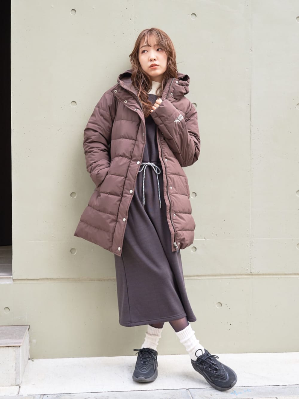 「冬コーデ、大人女子、ゆるコーデ、ママファッション、ハイネック、スウェットワンピース、ワンピース、リラックススタイル、休日スタイル、Eddie Bauer、eddiebauer、エディーバウアー」｜「Eddie Bauerのシュリアル モックネック（ニット/セーター、ホワイト系）」を使った、eddiebauerofficialさん（レディース・164cm）の冬コーディネートの1枚目の写真