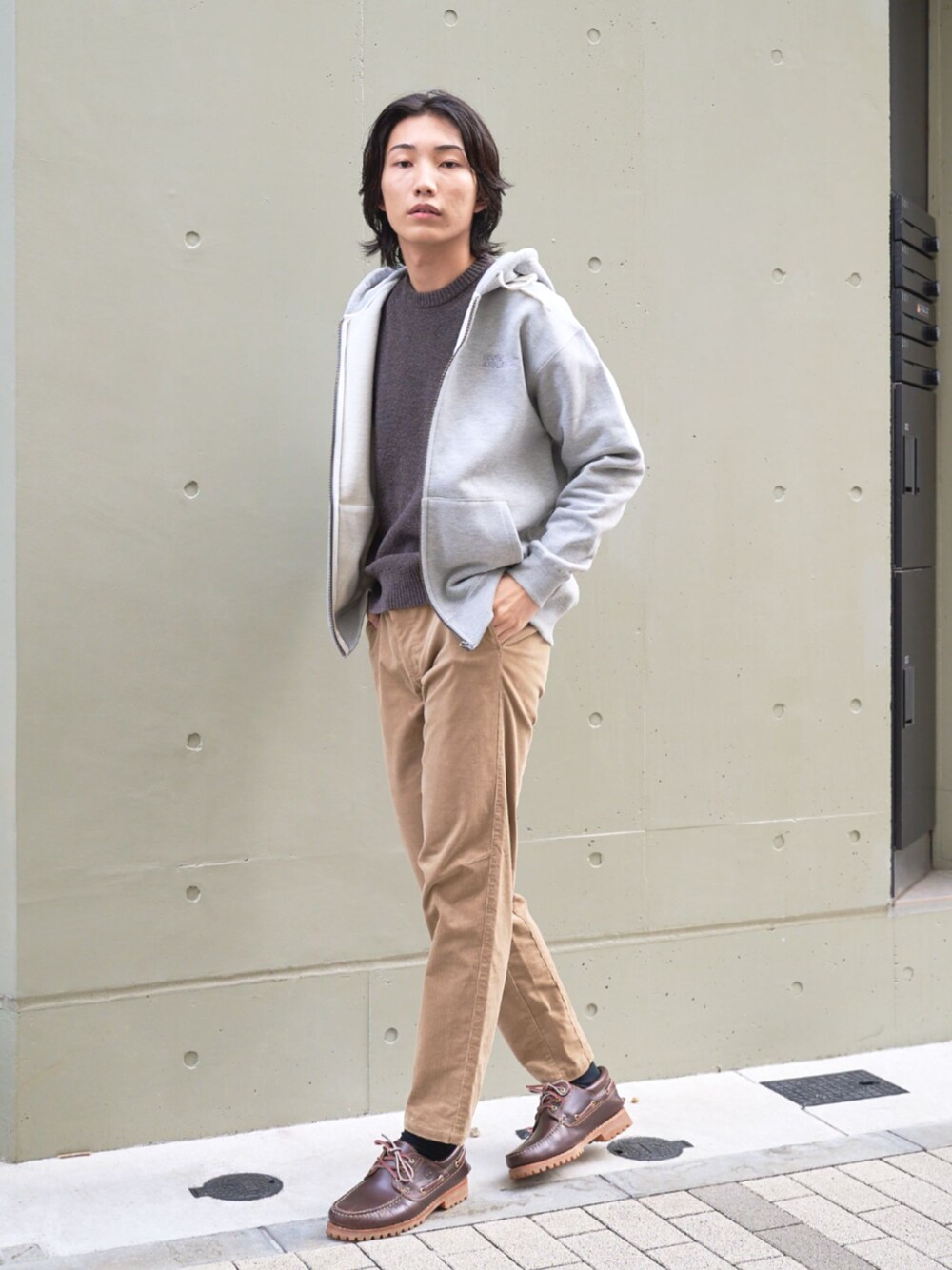 「冬コーデ、韓国ファッション、ニット、休日スタイル、大人コーデ、おでかけコーデ、大人カジュアル、シンプル、シンプルスタイル、Eddie Bauer、eddiebauer、エディーバウアー」｜「Eddie Bauerのシグネチャー フルジップ スウェット パーカー（パーカー、グレー系）」を使った、eddiebauerofficialさん（メンズ・182cm）の冬コーディネートの1枚目の写真