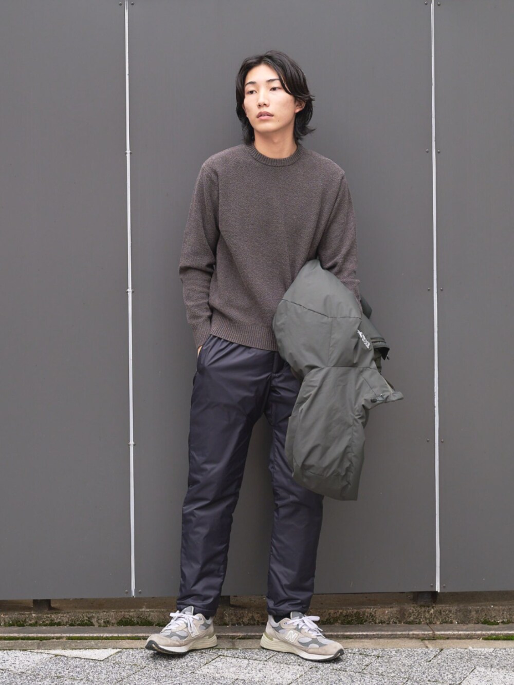 「冬コーデ、シンプルコーデ、オトナカジュアル、お出かけコーデ、冬服、アウトドアスタイル、ニット、グレー、Eddie Bauer、eddiebauer、エディーバウアー」｜「Eddie Bauerのモジュラー テクスチャー ステッチセーター（ニット/セーター、グレー系）」を使った、eddiebauerofficialさん（メンズ・182cm）の冬コーディネートの1枚目の写真