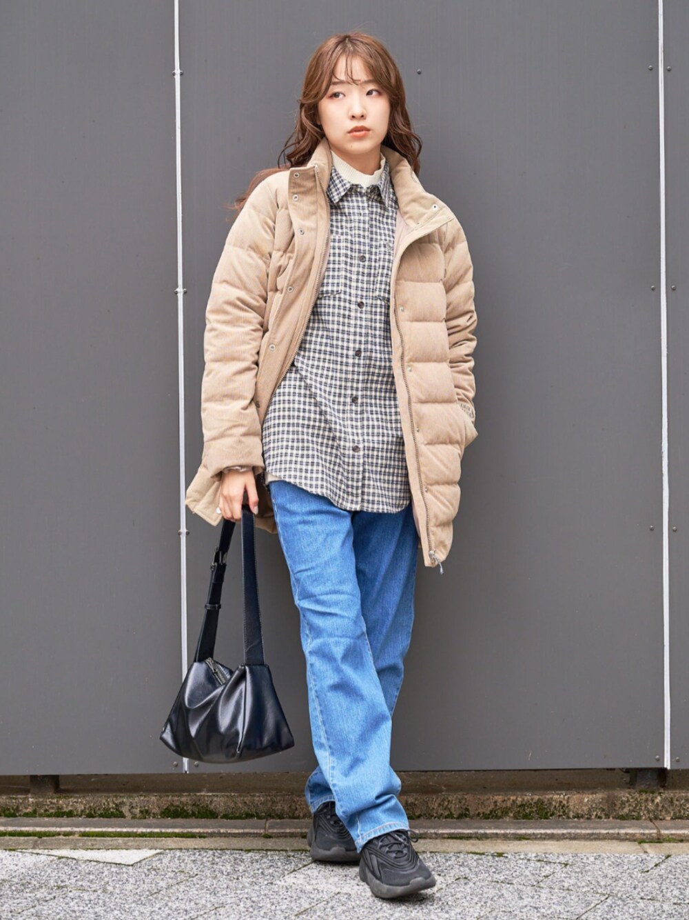 「冬コーデ、クリスマスに着たい服、おでかけコーデ、大人女子、ゆるコーデ、ママファッション、デニム、コーデュロイ、チェックシャツ、Eddie Bauer、eddiebauer、エディーバウアー」｜「Eddie Bauerのボイジャー ストレートジーンズ（デニムパンツ、ブルー系）」を使った、eddiebauerofficialさん（レディース・164cm）の冬コーディネートの1枚目の写真