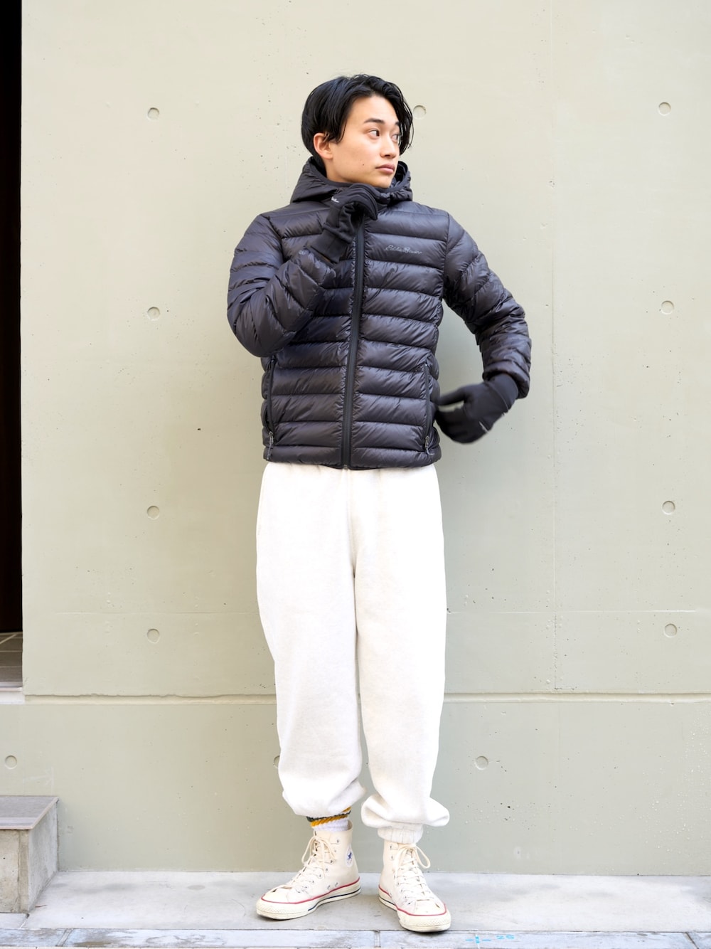 「eddiebauer、Eddie Bauer、エディーバウアー、ダウンパーカー、ダウンジャケット、ライトダウン、手袋、秋冬コーデ、メンズファッション、シンプルスタイル、モノトーン、冬コーデ、アウター」｜「Eddie Bauerのストレッチ グローブ（手袋、ブラック系）」を使った、eddiebauerofficialさん（メンズ・171cm）の冬コーディネートの1枚目の写真