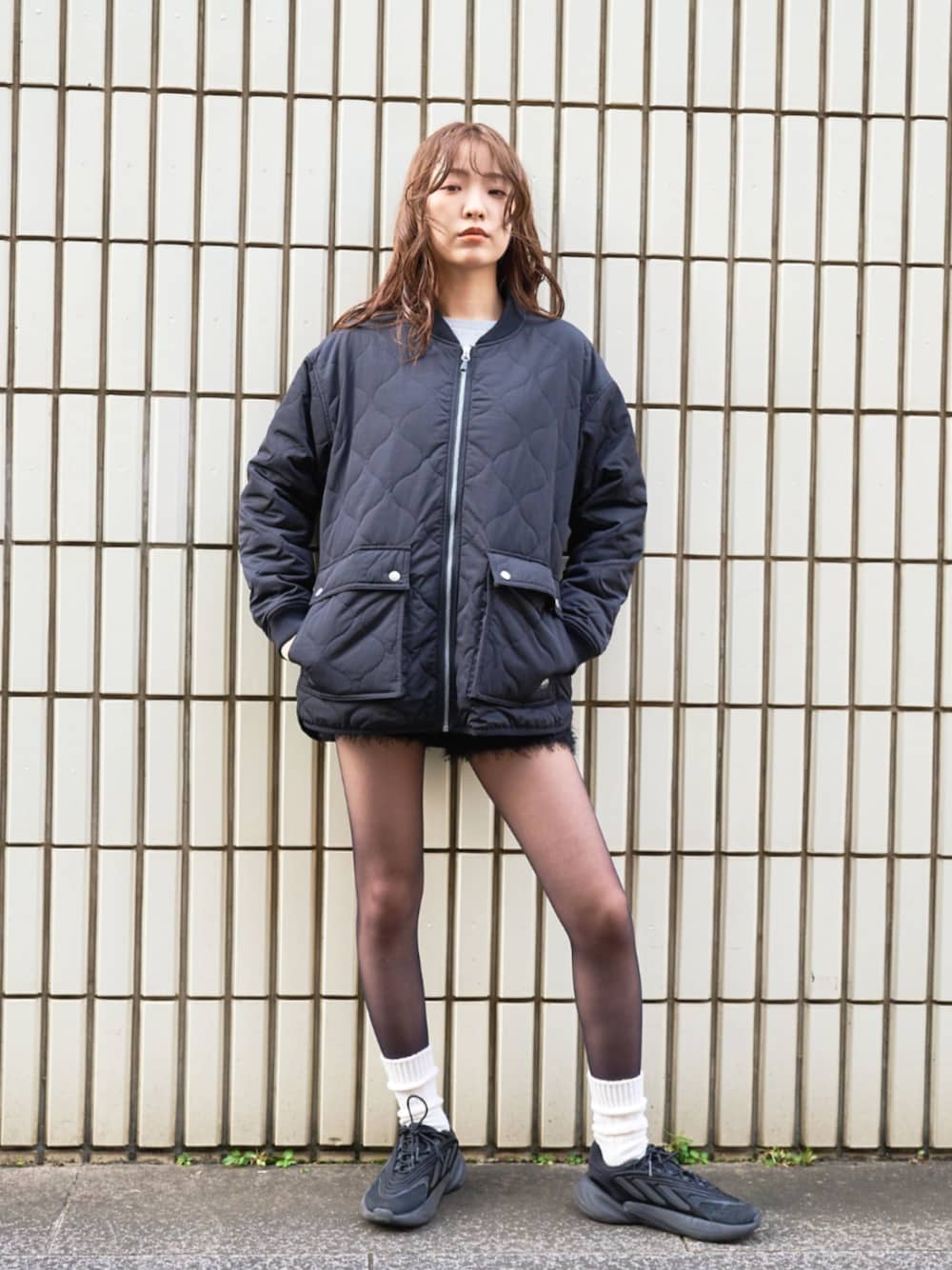 「冬コーデ、大人女子、ストリート、アウター、キルティング、お出かけコーデ、Eddie Bauer、eddiebauer、エディーバウアー」｜「Eddie Bauerのレン インシュレイティド ジャケット（ブルゾン、ブラック系）」を使った、eddiebauerofficialさん（レディース・164cm）の冬コーディネートの1枚目の写真