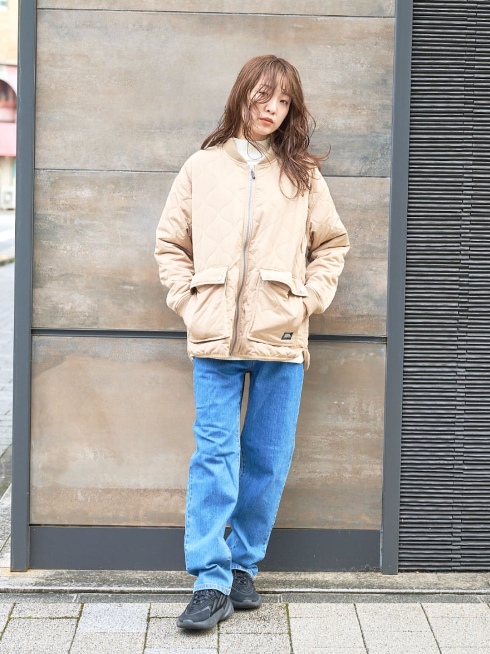 「冬コーデ、クリスマスに着たい服、シンプルコーデ、お出かけコーデ、カジュアル、大人カジュアル、シンプル、Eddie Bauer、eddiebauer、エディーバウアー」｜「Eddie Bauerのボイジャー ストレートジーンズ（デニムパンツ、ブルー系）」を使った、eddiebauerofficialさん（レディース・164cm）の冬コーディネートの1枚目の写真