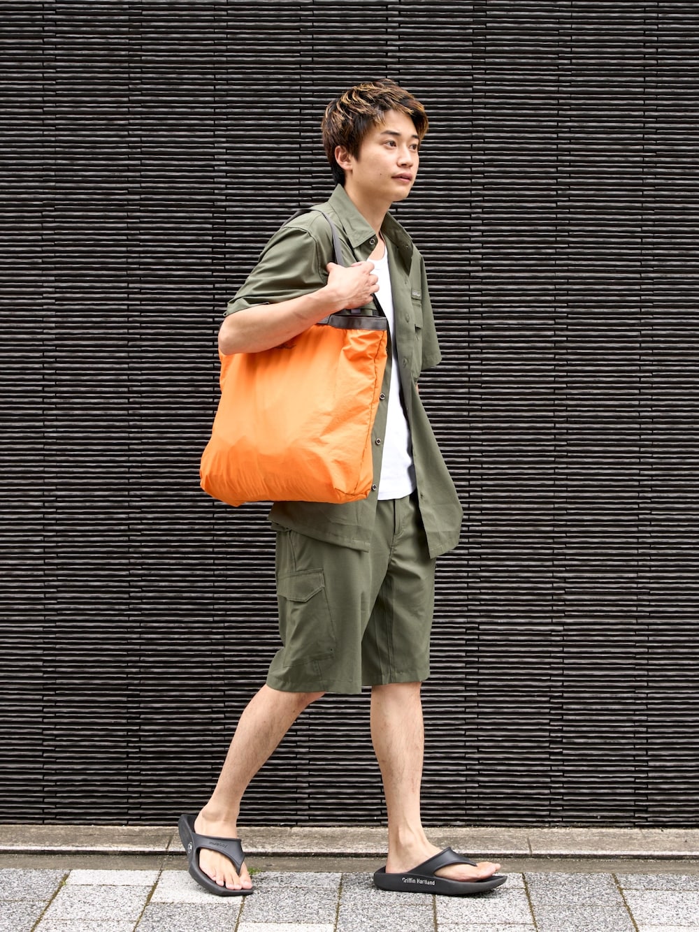 「セットアップ、トートバッグ、夏コーデ、ミリタリー、ハーフパンツ、サンダル、カーゴパンツ、お出かけコーデ、グリーンコーデ、ショートパンツ、Eddie Bauer、eddiebauer、エディーバウアー」｜「Eddie Bauerのパッカブル シンチ トート（トートバッグ、オレンジ系）」を使った、eddiebauerofficialさん（メンズ・171cm）の夏コーディネートの1枚目の写真