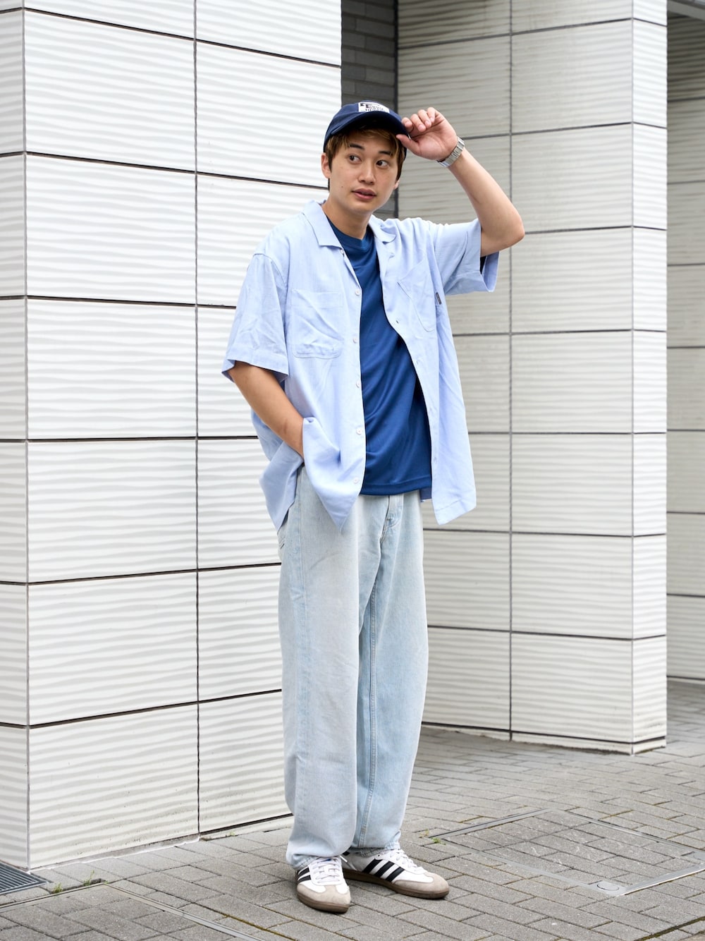 「レイヤードスタイル、夏コーデ、キャップ、デニム、ブルーコーデ、青、Eddie Bauer、eddiebauer、エディーバウアー」｜「Eddie Bauerのリネン混 半袖 キャンプシャツ（シャツ/ブラウス、ブルー系）」を使った、eddiebauerofficialさん（メンズ・171cm）の夏コーディネートの1枚目の写真