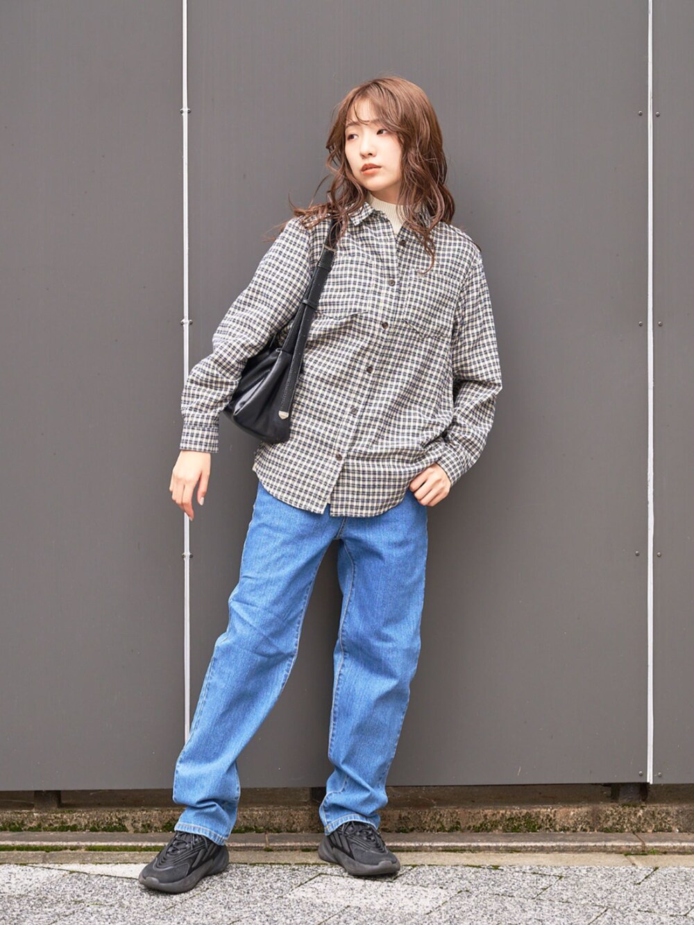 「シンプルコーデ、お出かけコーデ、冬服、大人カジュアル、古着MIX、シャツ好き集まれ、チェックシャツ、Eddie Bauer、eddiebauer、エディーバウアー」｜「Eddie Bauerのボイジャー ストレートジーンズ（デニムパンツ、ブルー系）」を使った、eddiebauerofficialさん（レディース・164cm）の冬コーディネートの1枚目の写真