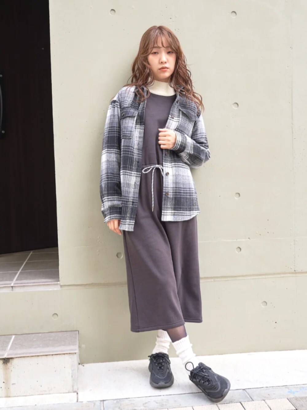 「冬コーデ、大人女子、ゆるコーデ、ママファッション、リラックススタイル、ワンピース、スウェットワンピース、チェックシャツ、Eddie Bauer、eddiebauer、エディーバウアー」｜「Eddie Bauerのシュリアル モックネック（ニット/セーター、ホワイト系）」を使った、eddiebauerofficialさん（レディース・164cm）の冬コーディネートの1枚目の写真