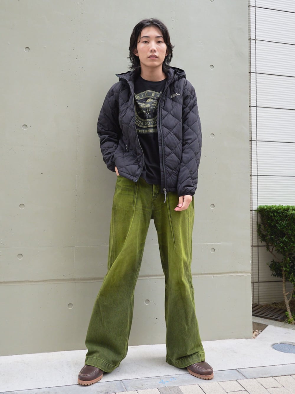 「冬コーデ、クリスマスに着たい服、秋冬コーデ、休日スタイル、大人カジュアル、シンプルスタイル、ダウンジャケット、カジュアル、Eddie Bauer、eddiebauer、エディーバウアー」｜「Eddie Bauerのグラフィック 長袖 Tシャツ（Tシャツ/カットソー、ブラック系）」を使った、eddiebauerofficialさん（メンズ・182cm）の冬コーディネートの1枚目の写真
