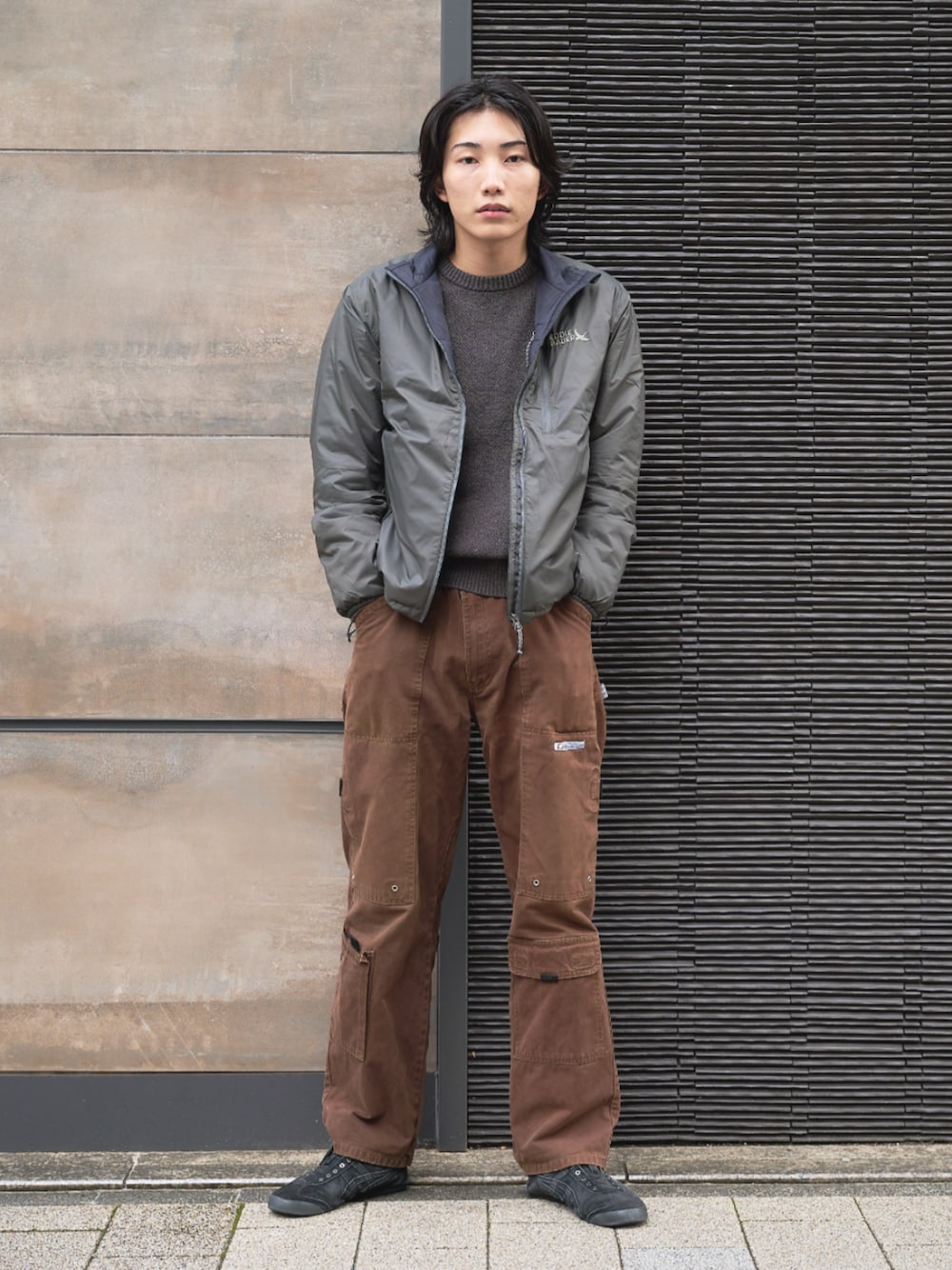 「冬コーデ、シンプル、ブラウン、ニット、アウトドアスタイル、大人カジュアル、Eddie Bauer、eddiebauer、エディーバウアー」｜「Eddie Bauerのモジュラー テクスチャー ステッチセーター（ニット/セーター、グレー系）」を使った、eddiebauerofficialさん（メンズ・182cm）の冬コーディネートの1枚目の写真