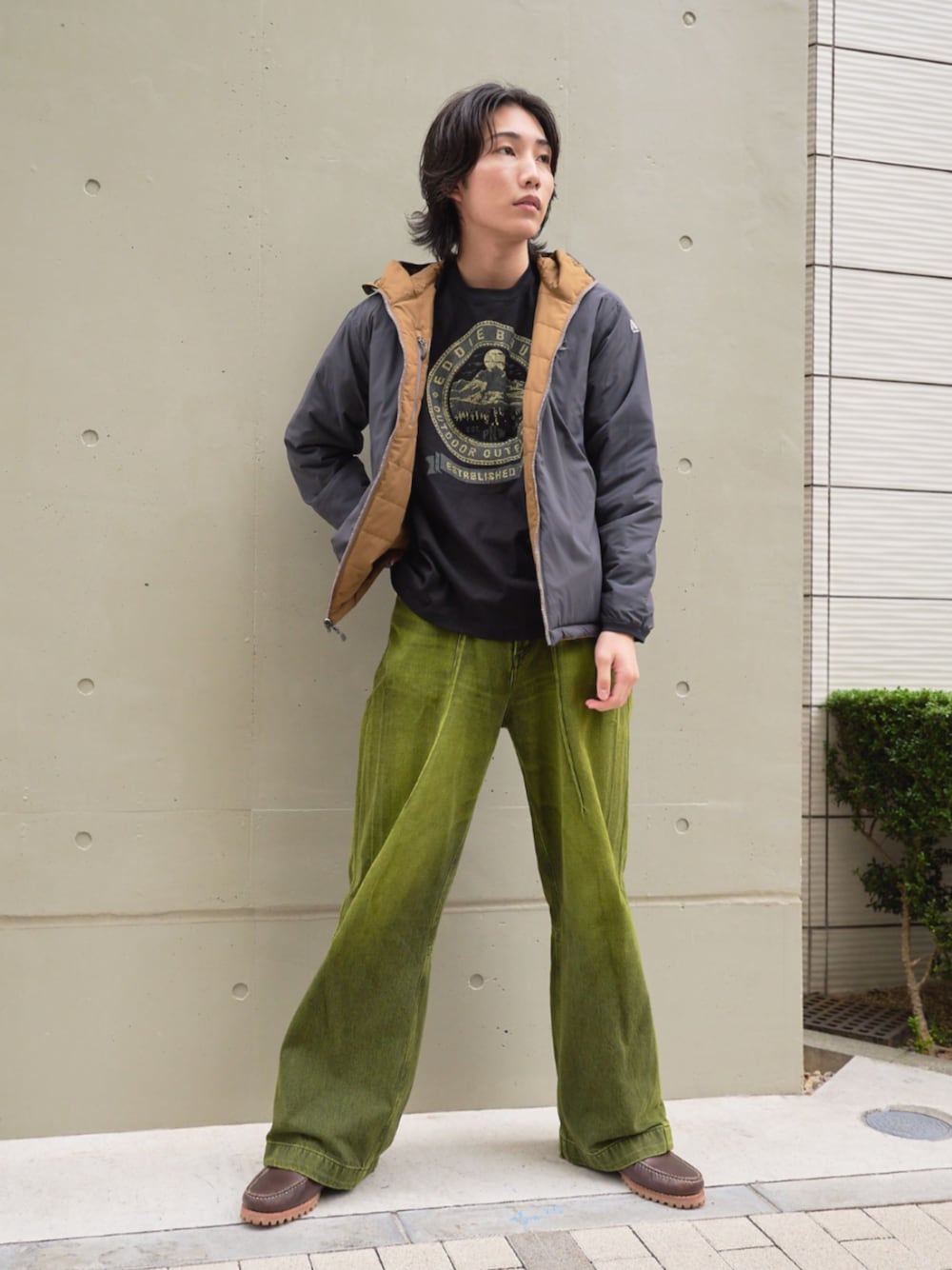 「冬コーデ、クリスマスに着たい服、休日スタイル、大人カジュアル、着回しコーデ、リバーシブル、Eddie Bauer、eddiebauer、エディーバウアー」｜「Eddie Bauerのグラフィック 長袖 Tシャツ（Tシャツ/カットソー、ブラック系）」を使った、eddiebauerofficialさん（メンズ・182cm）の冬コーディネートの1枚目の写真