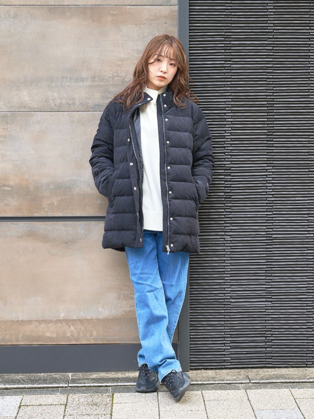 「冬コーデ、クリスマスに着たい服、シンプルコーデ、お出かけコーデ、シンプル、大人カジュアル、コーデュロイ、Eddie Bauer、eddiebauer、エディーバウアー」｜「Eddie Bauerのボイジャー ストレートジーンズ（デニムパンツ、ブルー系）」を使った、eddiebauerofficialさん（レディース・164cm）の冬コーディネートの1枚目の写真