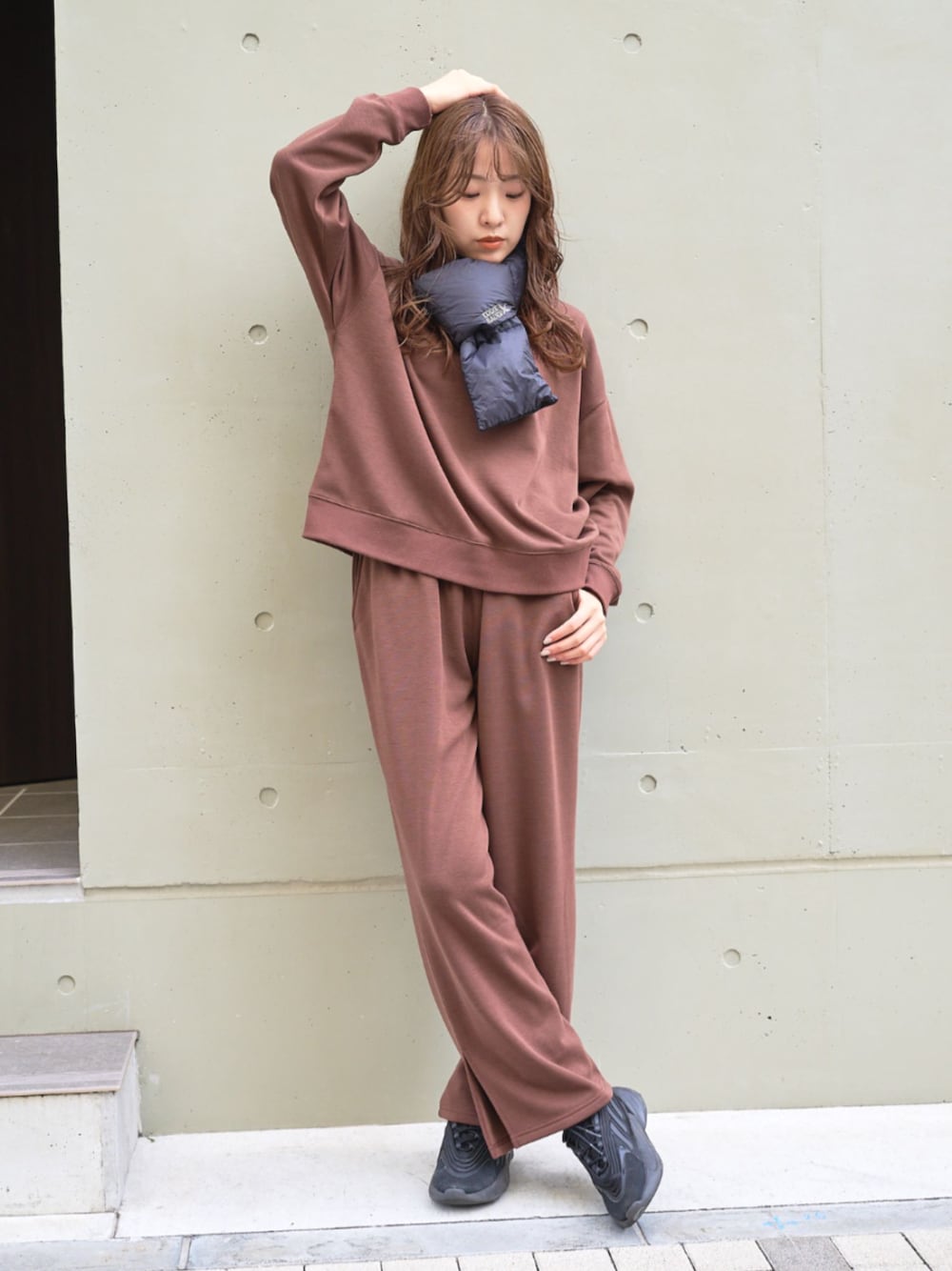 「冬コーデ、リラックス、リラックススタイル、セットアップ、ワントーンコーデ、スウェットコーデ、大人カジュアル、大人女子、Eddie Bauer、eddiebauer、エディーバウアー」｜「Eddie Bauerのダウンマフラー（マフラー、ブラック系）」を使った、eddiebauerofficialさん（レディース・164cm）の冬コーディネートの1枚目の写真