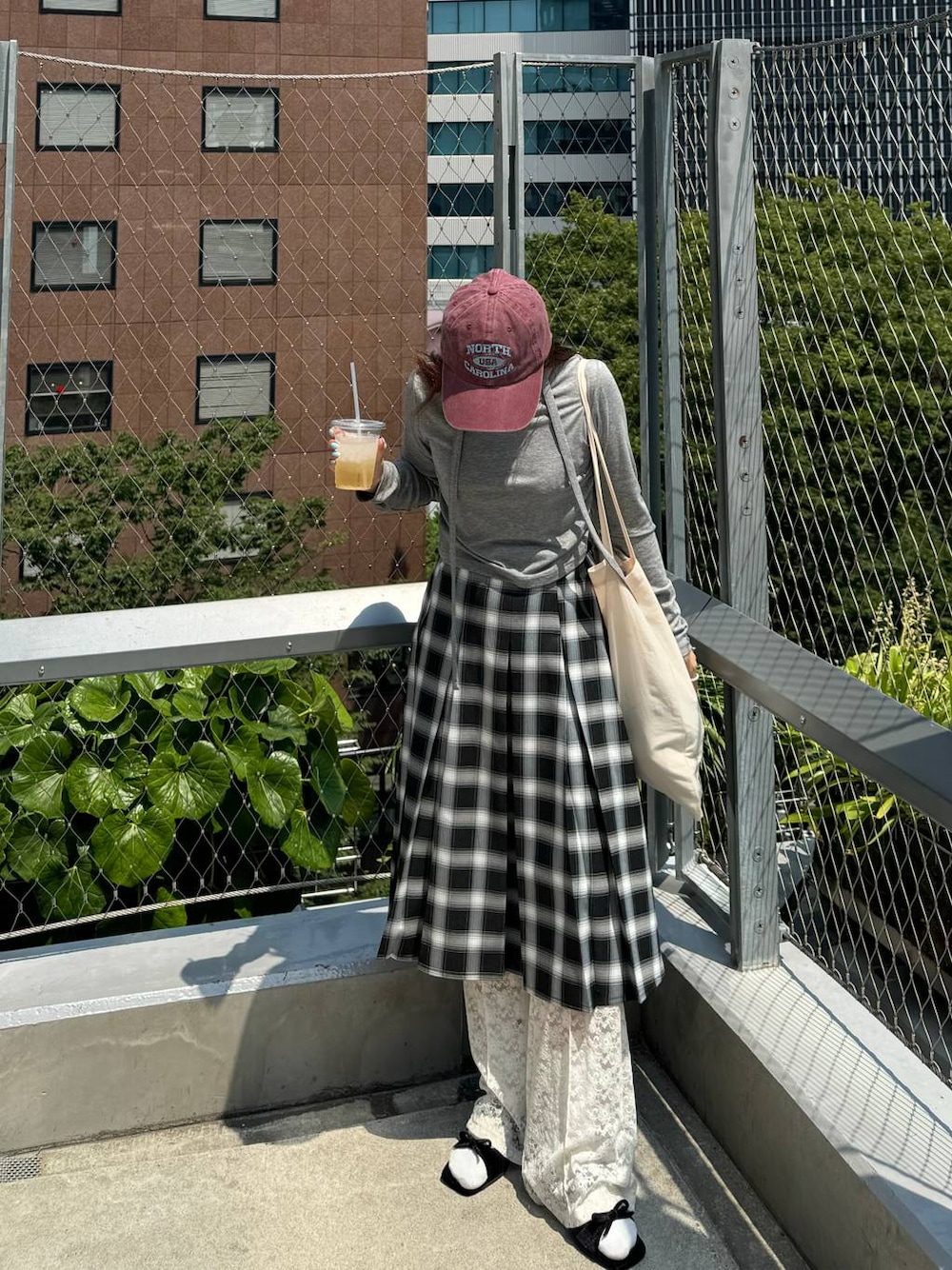 「低身長、女子ウケ、フェミニン、カジュアル、着痩せ・細見え、FOREVER 21」｜「FOREVER 21の【2024SS】レースレギンス（その他パンツ、ベージュ系）」を使った、tomoka さん（レディース・153cm）の夏コーディネートの1枚目の写真