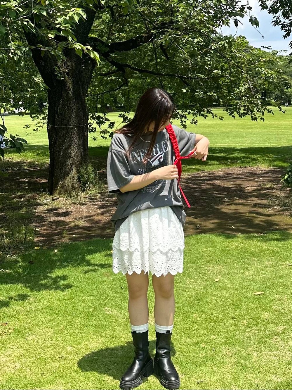 「低身長、女子ウケ、フェミニン、カジュアル、着痩せ・細見え、FOREVER 21」｜「FOREVER 21の【2024SS】ピグメントアソートグラフィックTシャツ（Tシャツ/カットソー、グレー系）」を使った、tomoka さん（レディース・153cm）の夏コーディネートの1枚目の写真