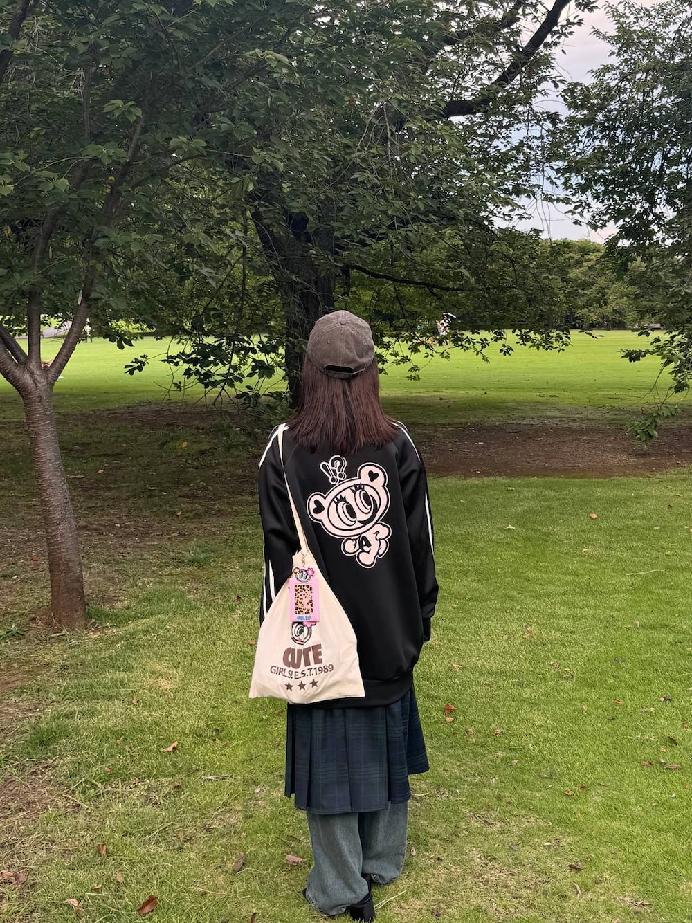 「低身長、女子ウケ、フェミニン、カジュアル、着痩せ・細見え、FOREVER 21」｜「FOREVER 21の【ANGEL BLUE】トラックジャケット（ブルゾン、ブラック系）」を使った、tomoka さん（レディース・153cm）の秋コーディネートの1枚目の写真