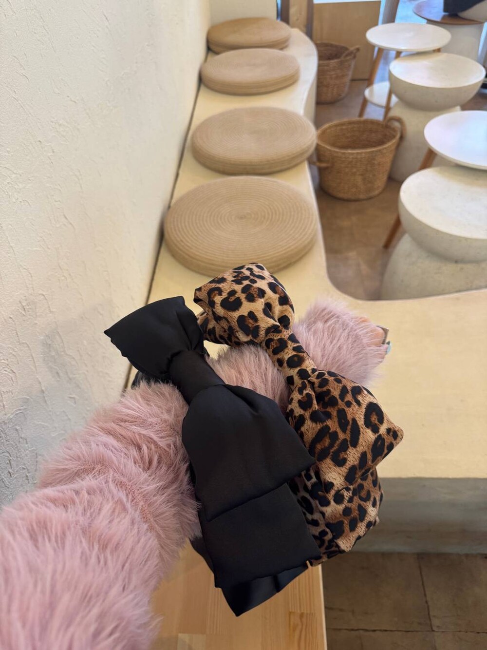 「低身長、女子ウケ、フェミニン、カジュアル、着痩せ・細見え、FOREVER 21」｜「FOREVER 21の【2025SS】パファーリボンハンドルバッグ（ハンドバッグ、その他）」を使った、tomoka さん（レディース・153cm）の冬コーディネートの1枚目の写真