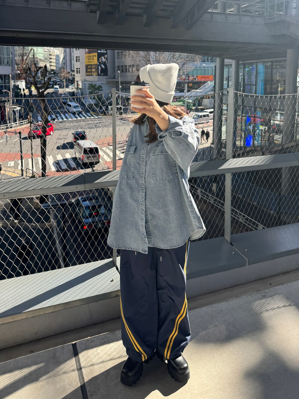 「春のおしゃ見えテクニック、カジュアルコーデ、春ファッション、デニムシャツ、デニムコーデ」｜「FOREVER 21の【2024SS】ビッグポケットデニムシャツ（シャツ/ブラウス、ブルー系）」を使った、tomoka さん（レディース・153cm）の春コーディネートの1枚目の写真