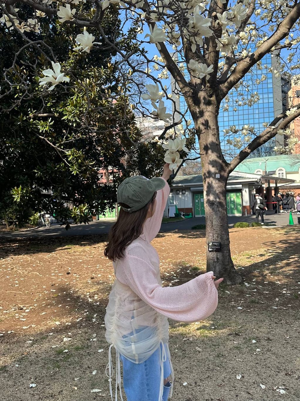 「低身長、女子ウケ、フェミニン、カジュアル、着痩せ・細見え、FOREVER 21」｜「FOREVER 21の【2024SS】２WAYチュールキャミワンピース（ワンピース、ホワイト系）」を使った、tomoka さん（レディース・153cm）の春コーディネートの1枚目の写真