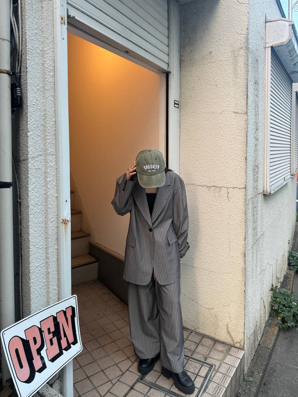 「低身長、女子ウケ、フェミニン、カジュアル、着痩せ・細見え、FOREVER 21」｜「FOREVER 21の【2024FW】ワイドスラックスパンツ（スラックス、グレー系）」を使った、tomoka さん（レディース・153cm）の秋コーディネートの1枚目の写真