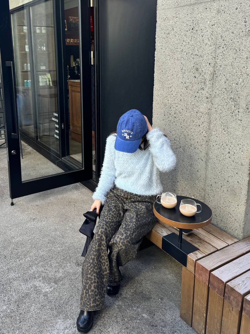 「低身長、女子ウケ、フェミニン、カジュアル、着痩せ・細見え、FOREVER 21」｜「FOREVER 21の【2024SS】ヴィンテージ風ロゴキャップ（キャップ、ブルー系）」を使った、tomoka さん（レディース・153cm）の冬コーディネートの1枚目の写真