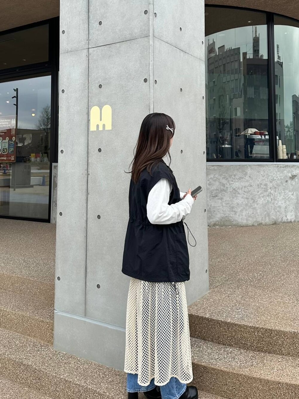 「低身長、女子ウケ、フェミニン、カジュアル、着痩せ・細見え、FOREVER 21」｜「FOREVER 21の【2024SS】メッシュフレアロングスカート（スカート、ホワイト系）」を使った、tomoka さん（レディース・153cm）の春コーディネートの1枚目の写真