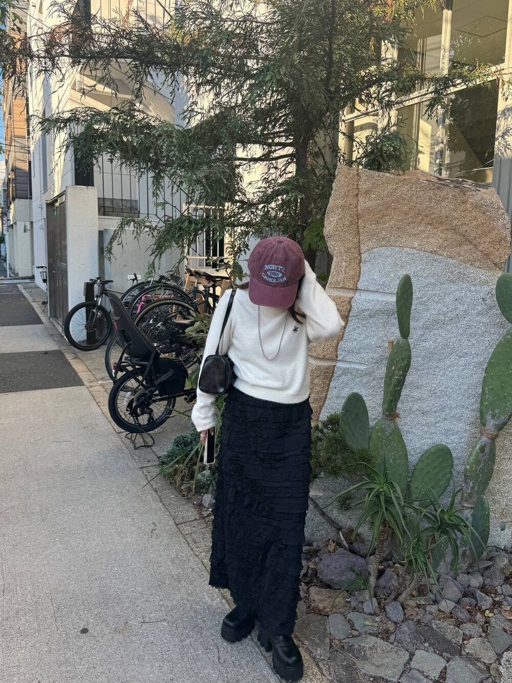 「着痩せ・細見え、低身長、女子ウケ、フェミニン、カジュアル、FOREVER 21」｜「FOREVER 21の【2024SS】ヴィンテージ風ロゴキャップ（キャップ、レッド系）」を使った、tomoka さん（レディース・153cm）の秋コーディネートの1枚目の写真
