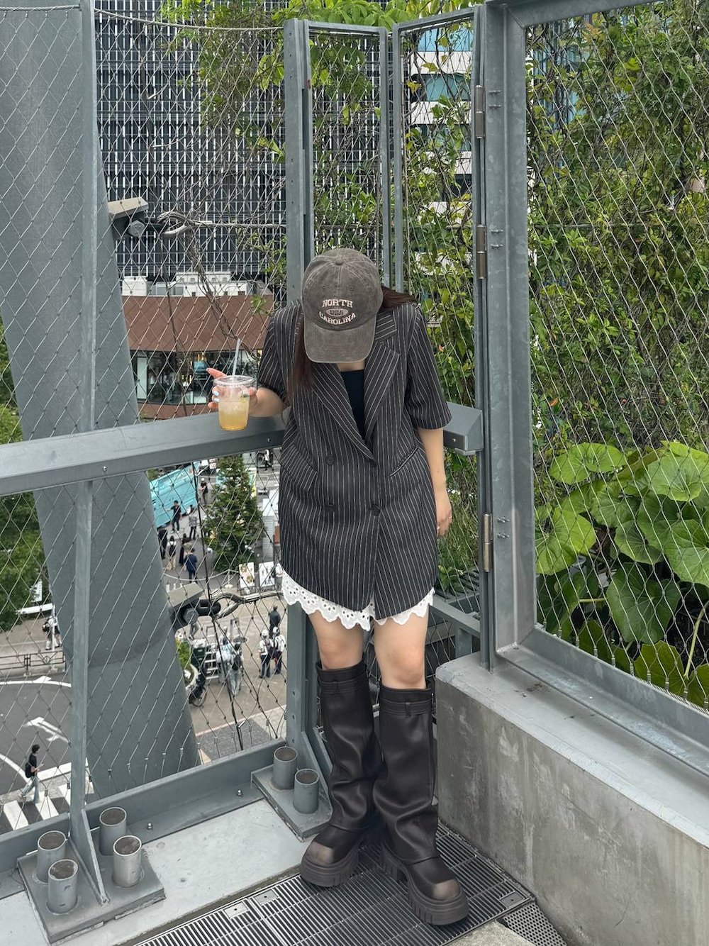 「低身長、女子ウケ、フェミニン、カジュアル、着痩せ・細見え、FOREVER 21」｜「FOREVER 21の【2024SS】レースフリルスカパン（その他パンツ、ホワイト系）」を使った、tomoka さん（レディース・153cm）の夏コーディネートの1枚目の写真