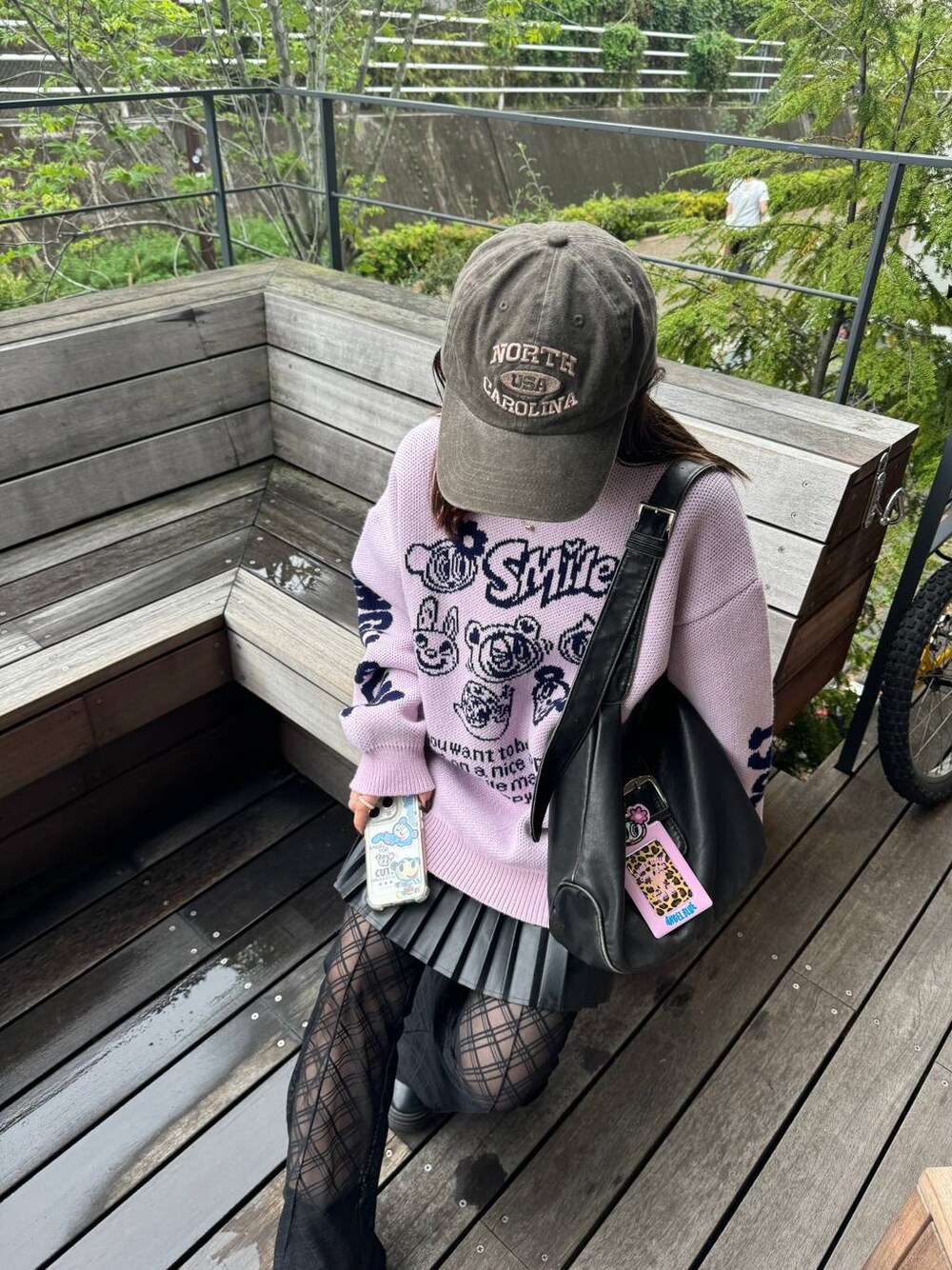 「低身長、女子ウケ、フェミニン、カジュアル、着痩せ・細見え、FOREVER 21」｜「FOREVER 21の【2024SS】ヴィンテージ風ロゴキャップ（キャップ、ブラウン系）」を使った、tomoka さん（レディース・153cm）の秋コーディネートの1枚目の写真