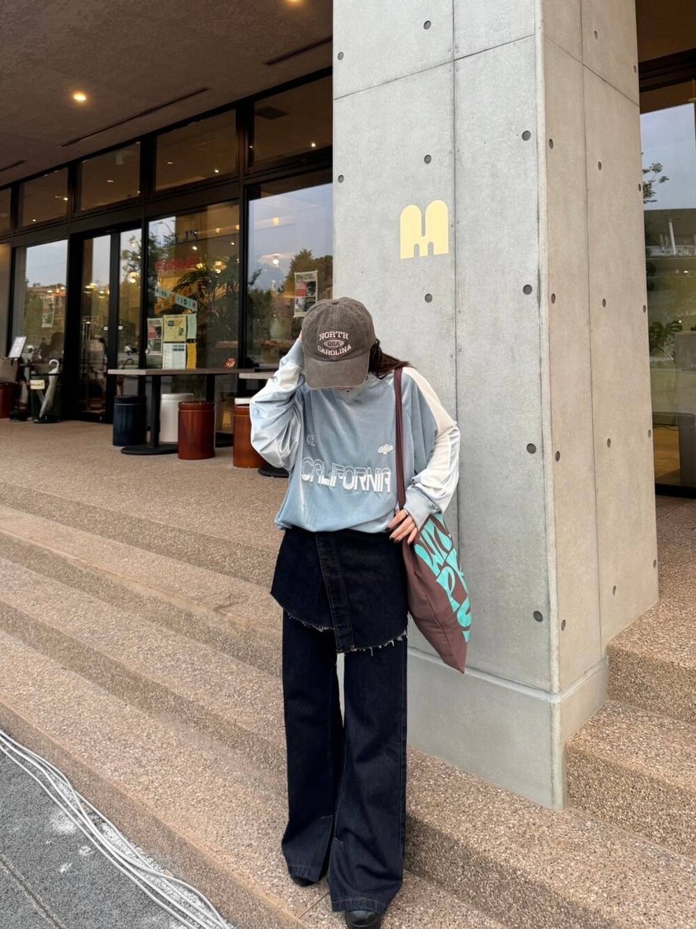「低身長、女子ウケ、フェミニン、カジュアル、着痩せ・細見え、FOREVER 21」｜「FOREVER 21の【2024FW】ベロアゲームシャツ（Tシャツ/カットソー、ブルー系）」を使った、tomoka さん（レディース・153cm）の秋コーディネートの1枚目の写真