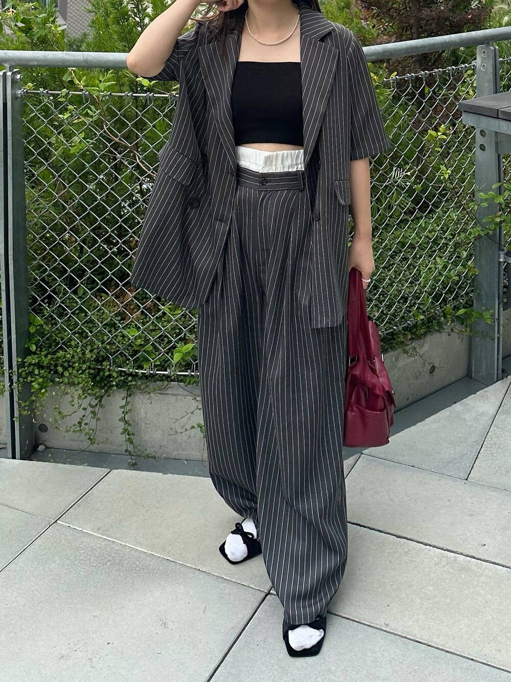 「低身長、女子ウケ、フェミニン、カジュアル、着痩せ・細見え、FOREVER 21」｜「FOREVER 21の【2024SS】ベロアリボンサンダル（サンダル、ブラック系）」を使った、tomoka さん（レディース・153cm）の夏コーディネートの1枚目の写真
