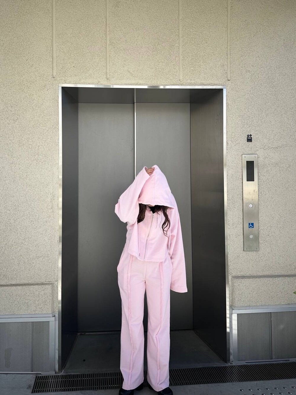 「低身長、女子ウケ、フェミニン、カジュアル、着痩せ・細見え、FOREVER 21」｜「FOREVER 21の【2024SS】ワイドスウェットパンツ（スウェットパンツ、ピンク系）」を使った、tomoka さん（レディース・153cm）の春コーディネートの1枚目の写真