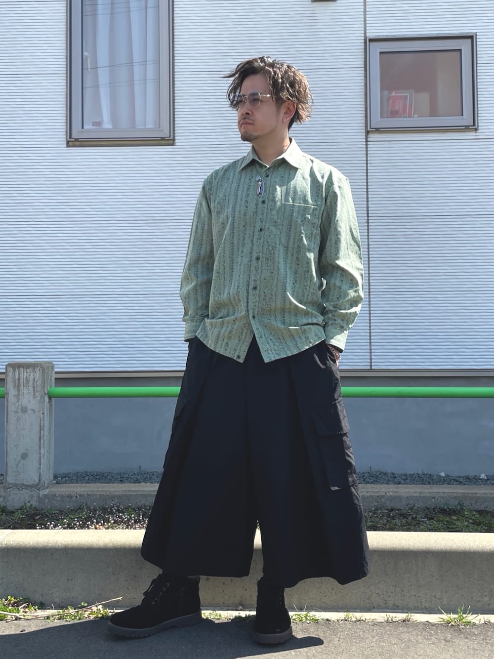 「大人カジュアル、休日スタイル、シャツスタイル、柄シャツ、カーゴパンツ、ガウチョパンツ、ワイドパンツ、サングラス、低身長コーデ」｜「mujiyaのアイテム（カーゴパンツ、ブラック系）」を使った、まださん（メンズ・167cm）の夏コーディネートの1枚目の写真